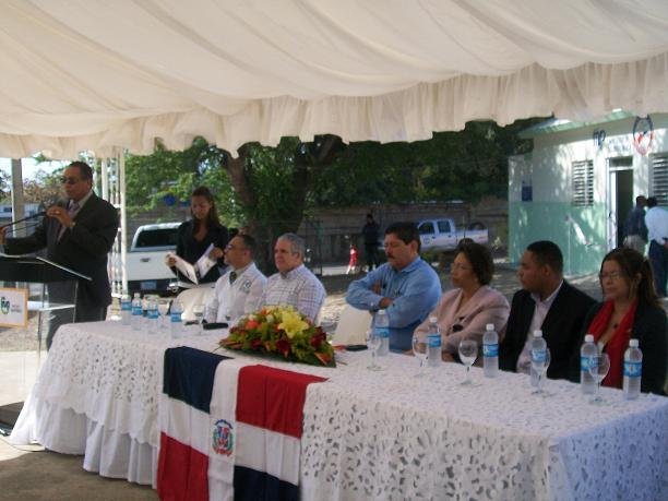 Doctor Domingo Perez se  dirige a los presentes en inauguración de unidad de Atención Primaria en Moca